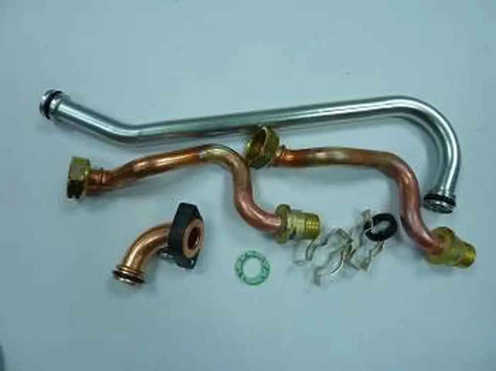Rohrsatz mit verschiedenen metallischen Verbindungen und Dichtungen, geeignet für Heizungsinstallationen. Teile sind für den Vorlauf- und Rücklauf bei Remeha-Systemen konzipiert.